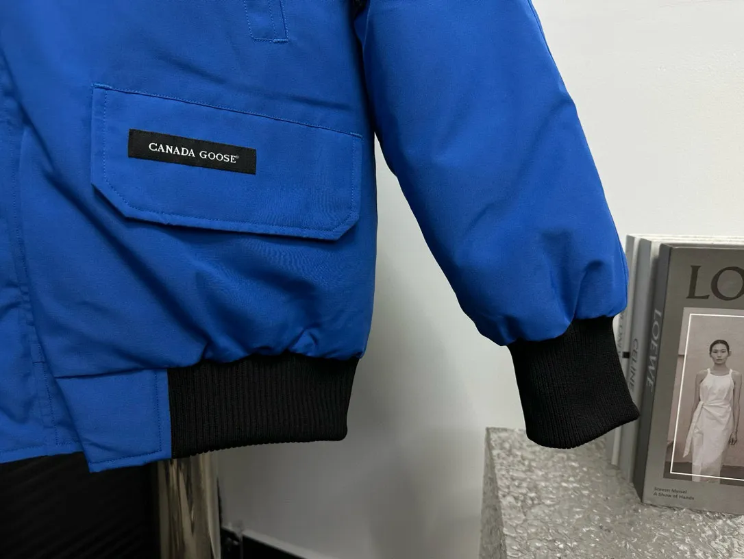 P780 [Canada goose] 01 Exdition Parka Down Jacket for Couples. Genuine original version. You need to compare with the genuine product at any time. All accessories are custom-made from the original factory. 💯The softness and hardness of the fabric is compared with the original one. It can be restored by kneading at will (fabric misunderstanding: fabrics with high hardness are not waterproof. Only those who buy the latest authentic version this year will notice the softness and comfort of the fabric) 💯The down is synchronized with the genuine white duck down, fluffy and not lumpy. Electronically controlled velvet filling machine 💯Customized zippers with genuine YKK military-grade copper core zipper pullers, high hardness and no jamming 💯The fur collar is purchased from Western Canada coyote skin original customization 💯All workmanship and wiring are controlled by workers with more than ten years of service. They must be horizontal and vertical, and are not crooked. The inner wiring density is more sophisticated. Feel free to compare 💯label, collar label, washed label, hangtag, zipper rope, pocket label Back label, collar velvet, Velcro fasteners, cuffs, all details are updated simultaneously with the original product. The best version, the most complete colors, battle all kinds of worldly goods, sizes: XS-XXL